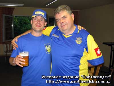 Віктор з одним з англійців, які стали українцями у барі з іспанцями