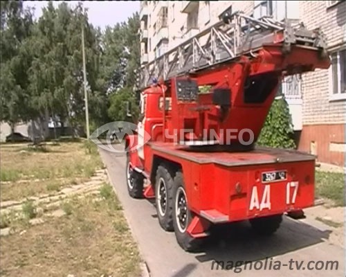 Малыш, разгуливая по подоконнику, оступился и повис на занавеске. (Фото).