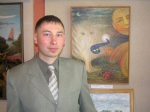 Андрій Биков поряд із своїм "Де той, котрий?", де простежується схожість автора із усміхненим сонечком