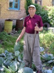 Наш консультант Іван Попов біля свого капустяного врожаю