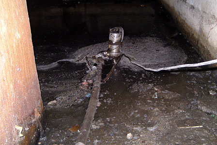 Рятувальникі відкачали воду з підвалу багатоповерхівки Рятувальникі відкачали воду з підвалу багатоповерхівки