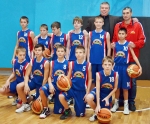 Володимир Лисак (крайній праворуч) зі своїми хлопцями 2000 р.н. і президентом Федерації баскетболу України Олександром Волковим