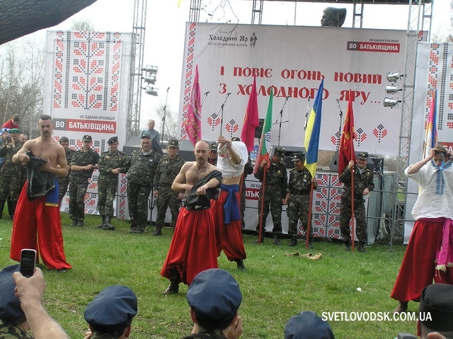 Тутешні "просвітяни" звозили молодь до Холодного Яру