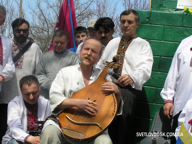 Тутешні "просвітяни" звозили молодь до Холодного Яру