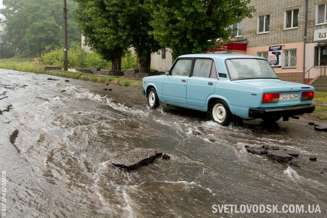 До завершення ремонту міських автошляхів залишилося 38 днів, а асфальт на вулиці Бойка у черговий раз змило дощем