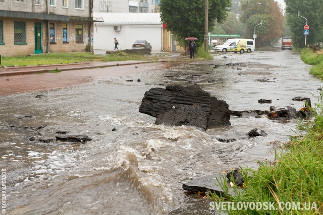 До завершення ремонту міських автошляхів залишилося 38 днів, а асфальт на вулиці Бойка у черговий раз змило дощем