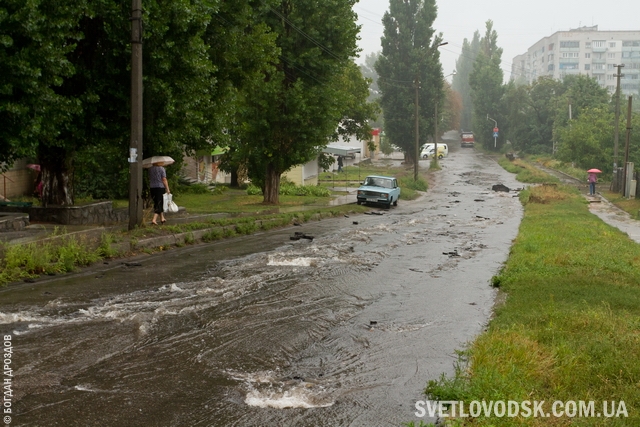 До завершення ремонту міських автошляхів залишилося 38 днів, а асфальт на вулиці Бойка у черговий раз змило дощем