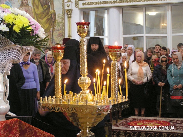 Божественну літургію провів сам керуючий справами Української Православної Церкви митрополит Антоній Божественну літургію провів сам керуючий справами Української Православної Церкви митрополит Антоній