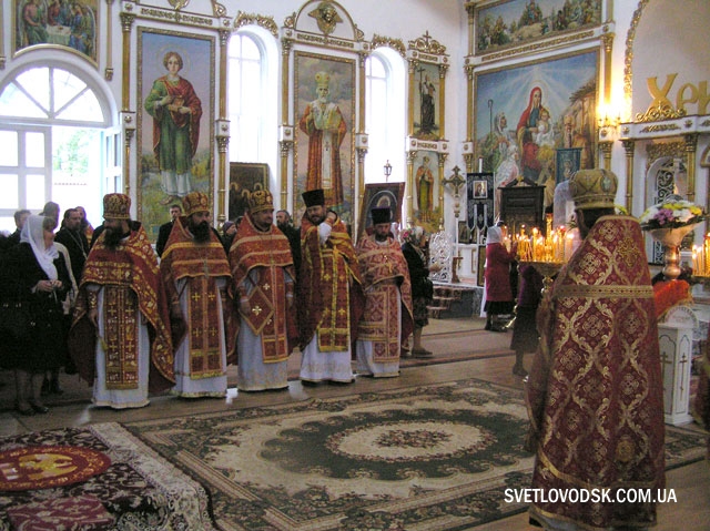 Божественну літургію провів сам керуючий справами Української Православної Церкви митрополит Антоній Божественну літургію провів сам керуючий справами Української Православної Церкви митрополит Антоній