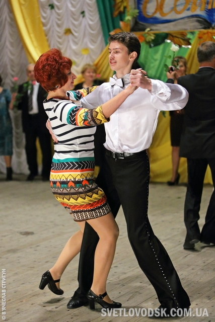 Геннадій Френкель співав, танцював, пив "шампанське" на сцені Палацу культури