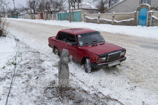 Залізо міцніше залізобетону — довели "Жигулі" під час ДТП на вулиці Миру