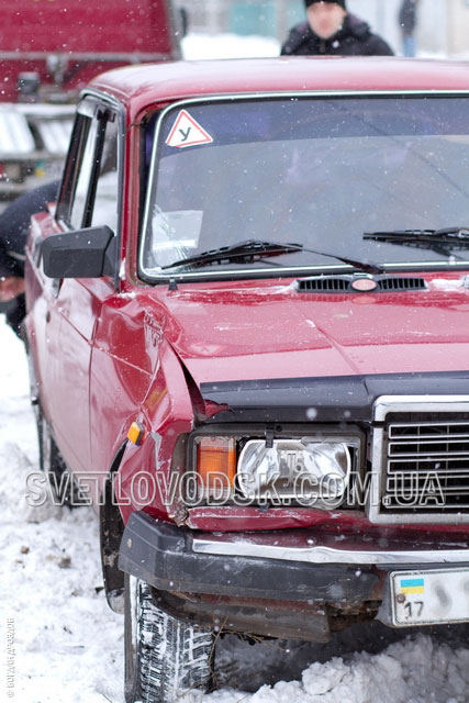 Залізо міцніше залізобетону — довели "Жигулі" під час ДТП на вулиці Миру