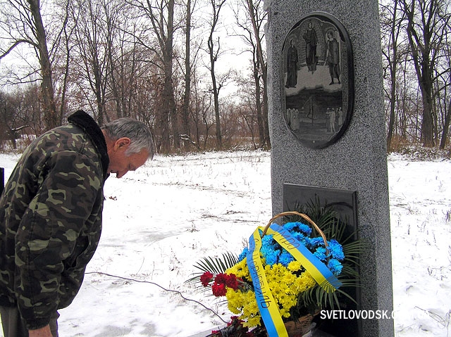 Без ходи, але квіти до "Чорнобильського" монументу у Світловодську поклали