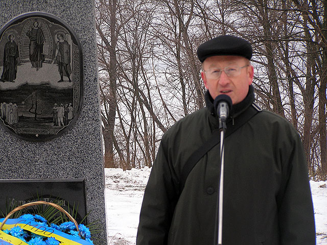 Без ходи, але квіти до "Чорнобильського" монументу у Світловодську поклали