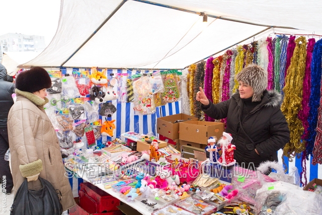 Самое время для покупок недорогих подарков — новогодний базар открылся в Светловодске!