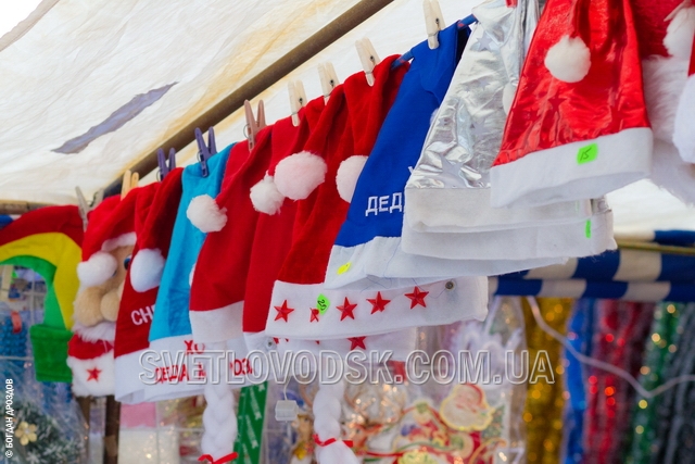 Самое время для покупок недорогих подарков — новогодний базар открылся в Светловодске!