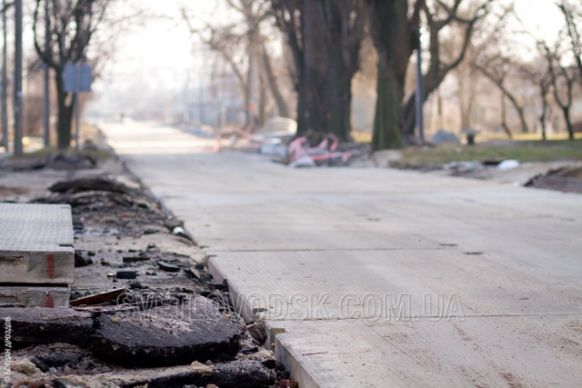 Укладка аэродромных плит на улице Бойко приостановлена