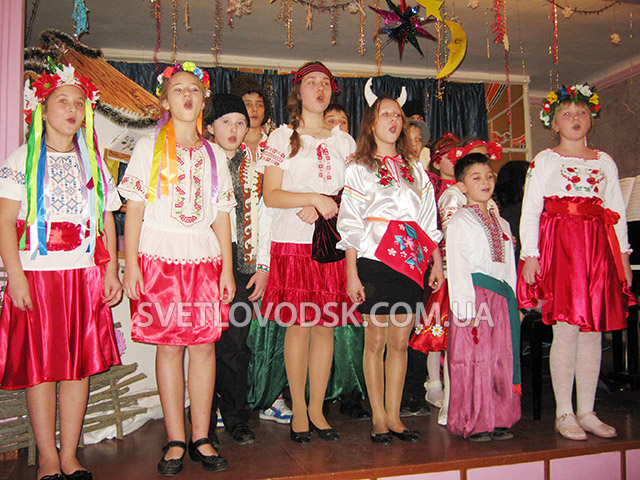 Про золоті традиції українського Різдва нагадали колядники музичної школи