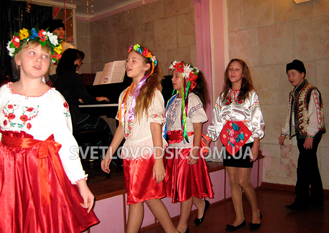 Про золоті традиції українського Різдва нагадали колядники музичної школи