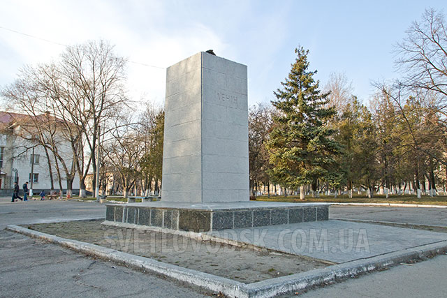 На месте демонтированного памятника Ленину наводят порядок