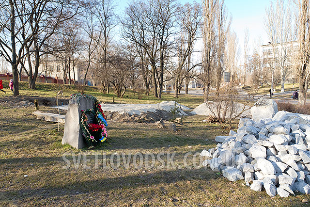 Фотофакт: В Светловодске начали строить памятник "афганцам"