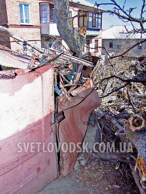Про пошкоджений сарай, майже "Пізанську вежу" та шприци між гаражами на вулиці Богуна