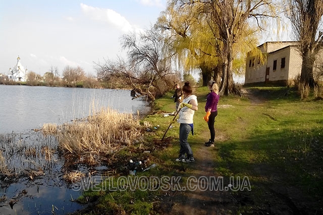 Велике прибирання відбулося на березі озера біля Михайлівської церкви