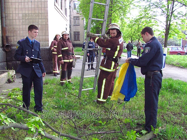 Державний прапор України розірвали навпіл і скинули з адмінбудинку