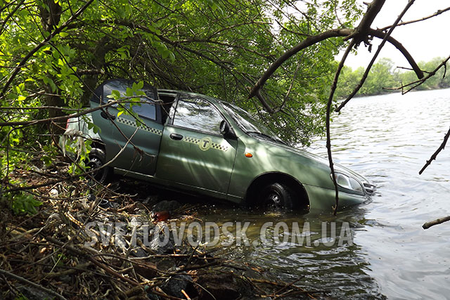 У Світловодську автомобіль ЗАЗ Lanos впав у воду з Ревівської дамби