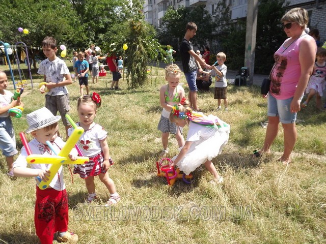 Дворове свято "На Івана на Купала, сміху й радості чимало" зробило дітей щасливішими