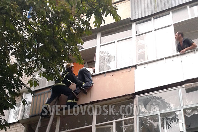 Трагедію попереджено — рятувальники не дозволили чоловіку стрибнути з третього поверху будинку у Світловодську