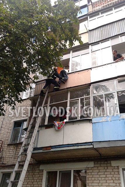 Трагедію попереджено — рятувальники не дозволили чоловіку стрибнути з третього поверху будинку у Світловодську