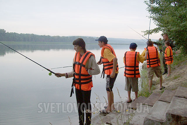 На перші дитячі змагання з риболовлі завітали поважні гості: Олександр Петік та Олександр Чорноіваненко