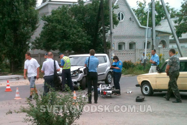 Трагедія на дорозі — автомобіль KIA зіткнувся з мопедом на розі вулиць Б.Хмельницького — В.Бойка у Світловодську (ОНОВЛЕНО)