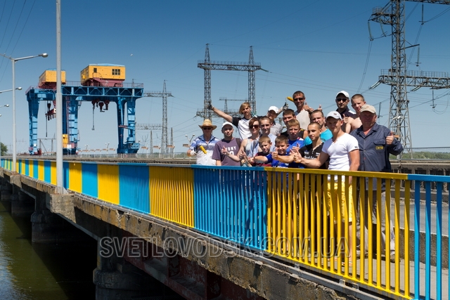 У Світловодську мостовий перехід через греблю Кременчуцької ГЕС розфарбовують у патріотичні кольори