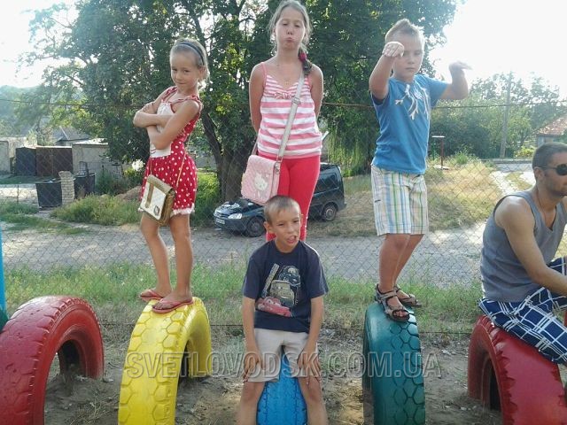 Добра традиція продовжується — новий дитячій майданчик створили дорослі для  малечі у дворі будинку №3 по вулиці Калініна