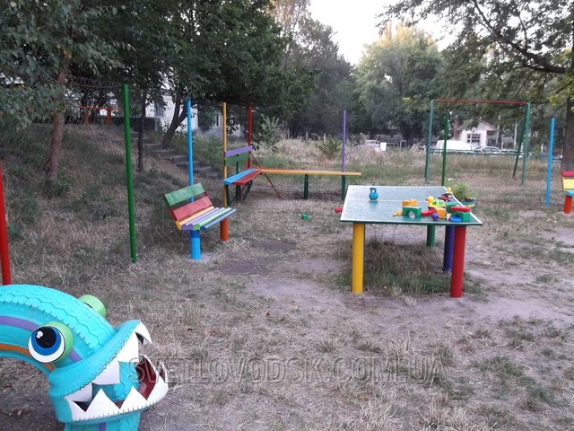 Добра традиція продовжується — новий дитячій майданчик створили дорослі для  малечі у дворі будинку №3 по вулиці Калініна