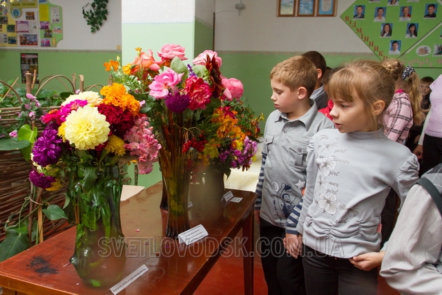 Свято квітів "Нашій школі — 60!"