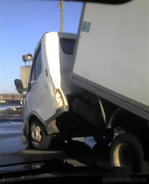 Фотофакт: Вантажівка переломилася навпіл (ОНОВЛЕНО)