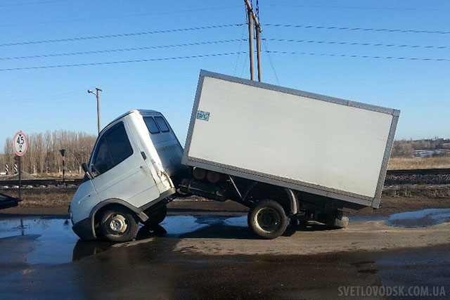 Фотофакт: Вантажівка переломилася навпіл (ОНОВЛЕНО)
