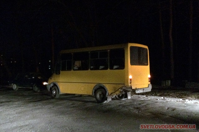 Дорожньо-транспортна пригода у Світловодську: легковик вдарив "маршрутку"