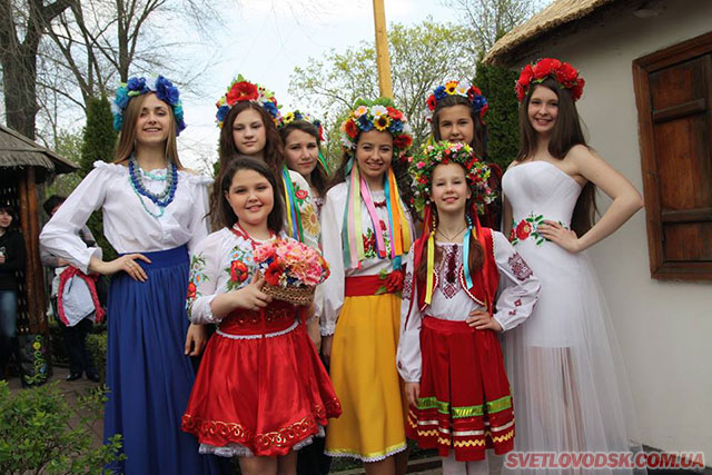 В українських костюмах. Катерина – у центрі в жовтій спідниці з червоним поясом