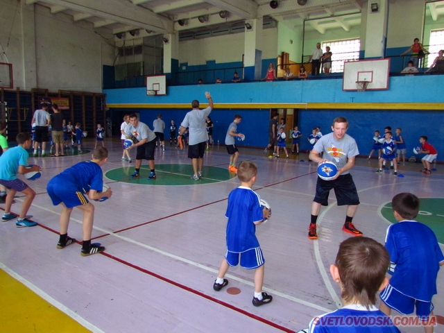 Вісім американських тренерів навчають світловодських дітей баскетболу