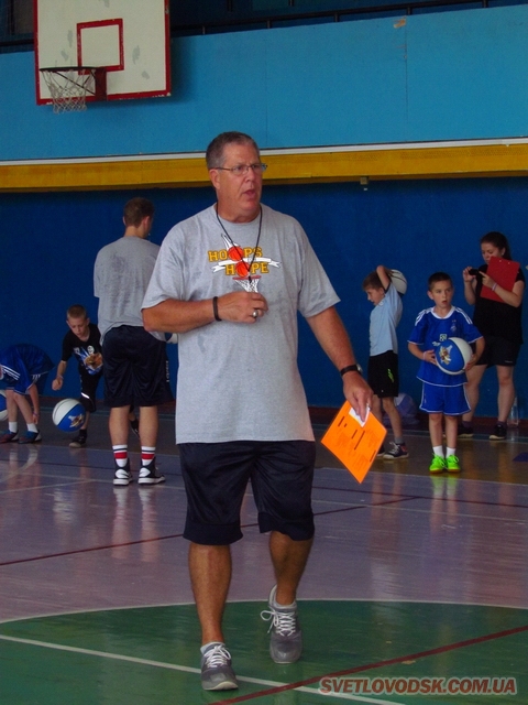 Вісім американських тренерів навчають світловодських дітей баскетболу