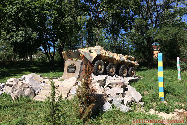 ФОТОФАКТ: Вандали пошкодили пам’ятник воїнам-інтернаціоналістам у Світловодську (ДОПОВНЕНО)