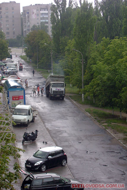 ФОТОФАКТ: Ремонт доріг у Світловодську... в дощ (ДОПОВНЕНО)