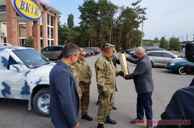 Волонтери передали військовим автомобіль «Опель Фронтера»