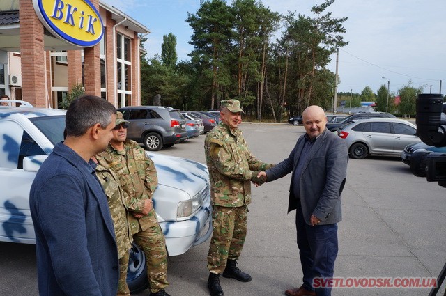 Волонтери передали військовим автомобіль «Опель Фронтера»