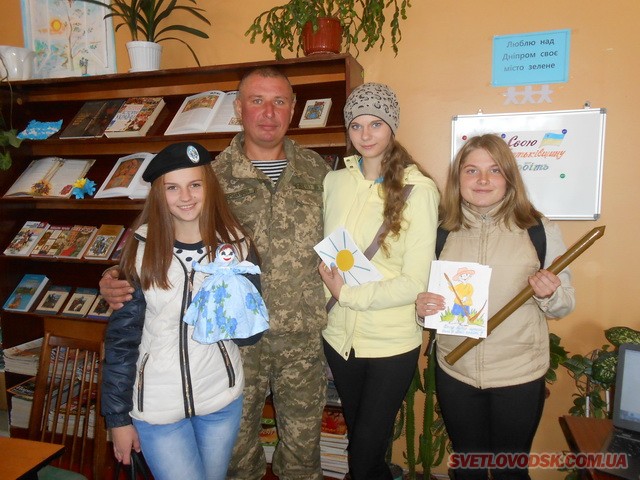Вадим Романовський — захисник України зустрівся зі школярами у бібліотеці