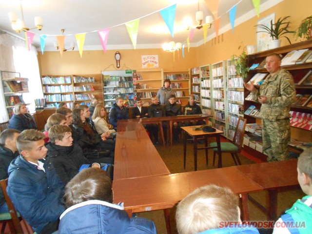 Вадим Романовський — захисник України зустрівся зі школярами у бібліотеці